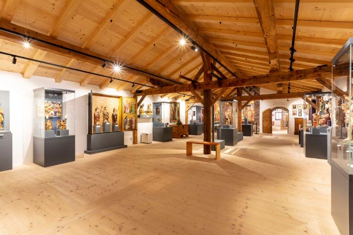 Der riesige Ausstellungsraum des Gotik Museums mit allerlei Raritäten