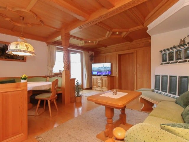 Wohnzimmer mit gemütlichem Kachelofen in Ferienwoh