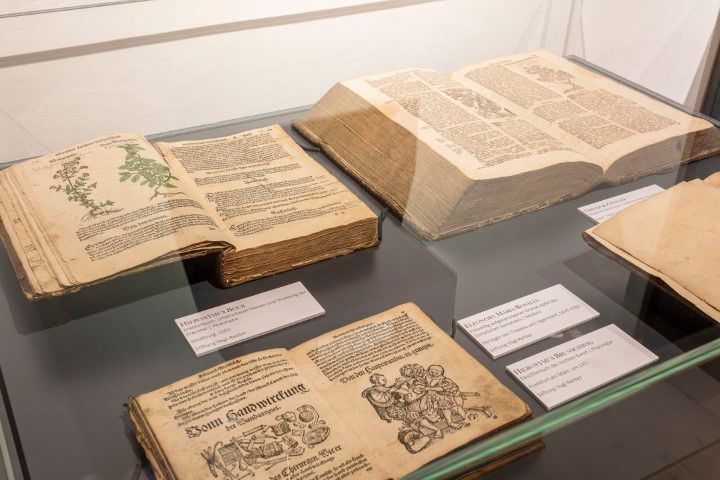 Historische Bücher: Kräuter-, Medizin-, und Destillierbuch